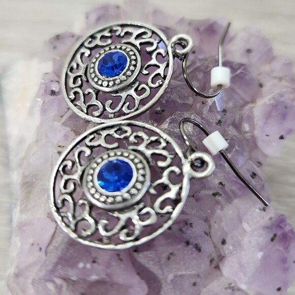 Fashion Jewlery Silvertone Medalion With Scroll Work Blue Stone Dangle Earings - Picture 2 of 7